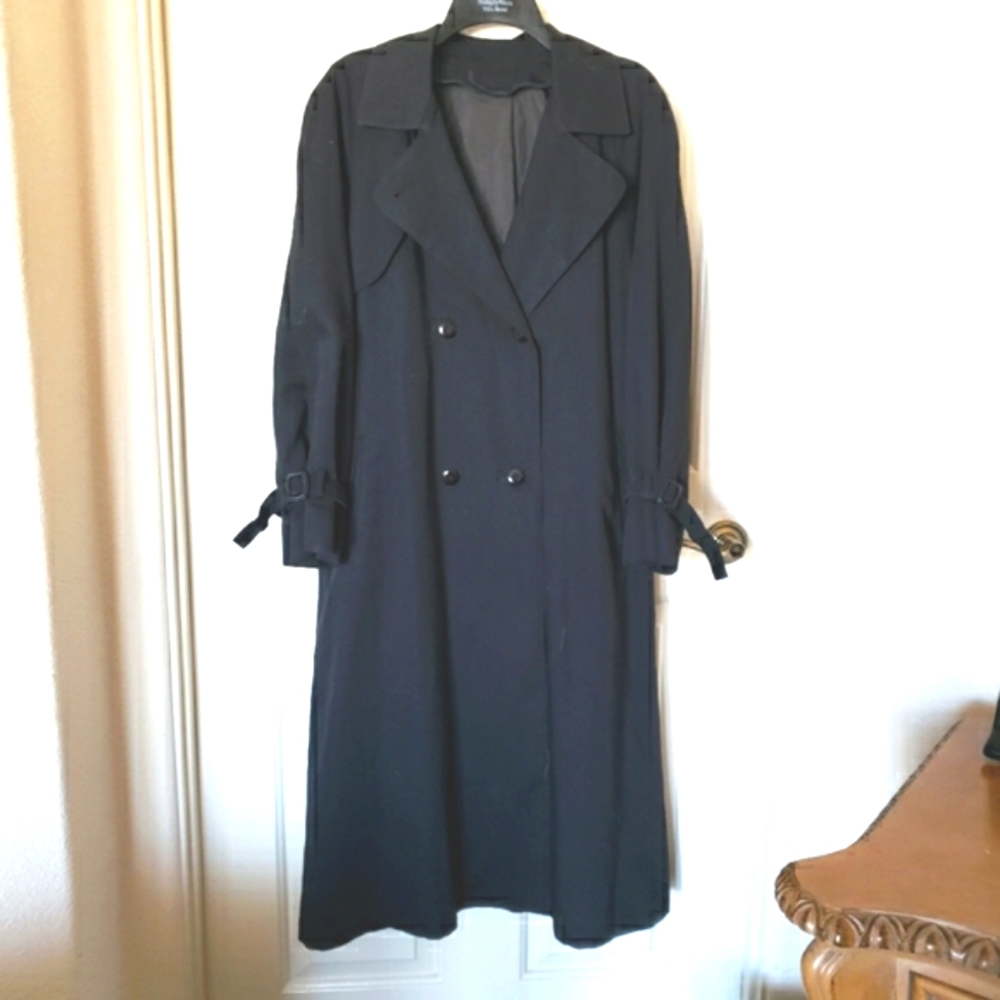 London Fog trench coat size 8P, GUC